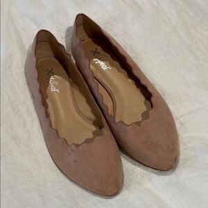 x-appeal Women's Scalloped Edge Flats